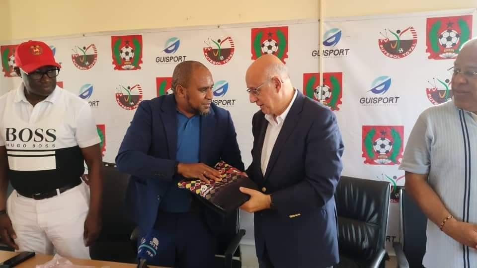 PRESIDENTE DA MESA DA ASSEMBLEIA GERAL DO SPORT LISBOA E BENFICA VISITOU ÀS INSTALAÇÕES DA FFGB